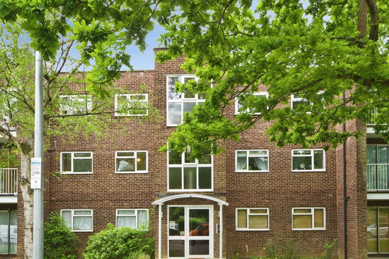 2 bed flat for sale — Malcolm Way, Wanstead, London, E11