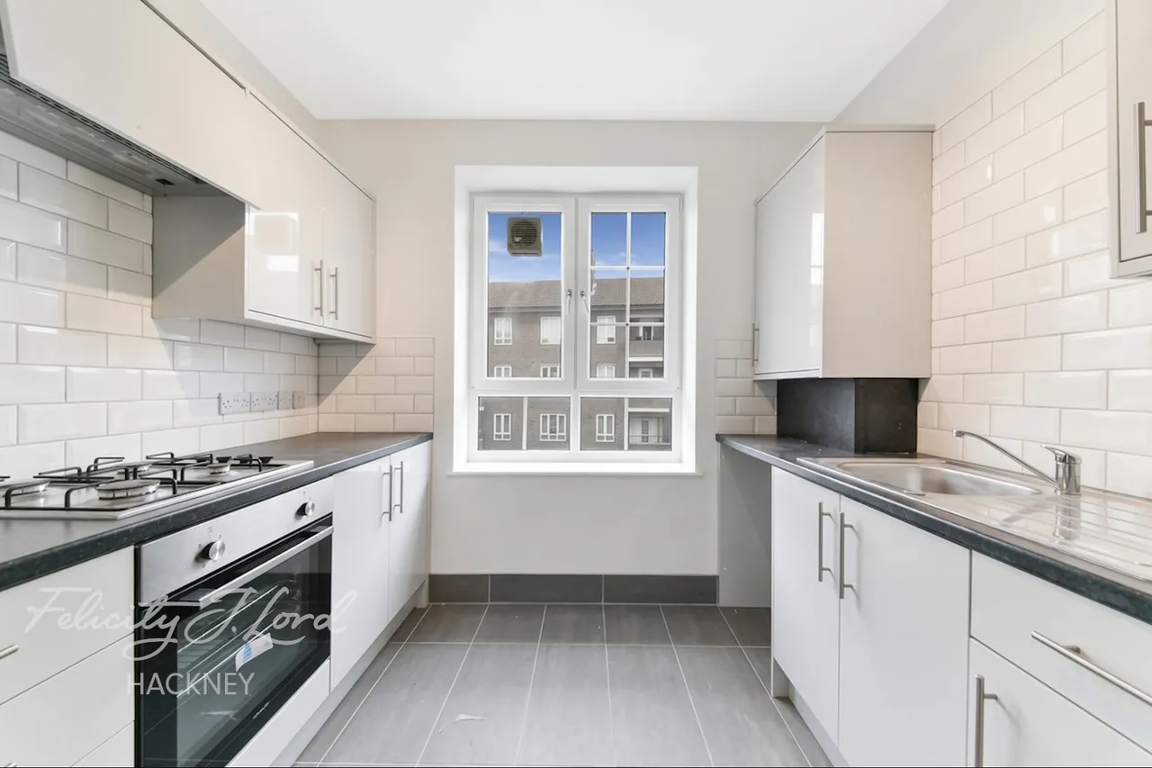 3 bed flat for sale, Templecombe Road, London