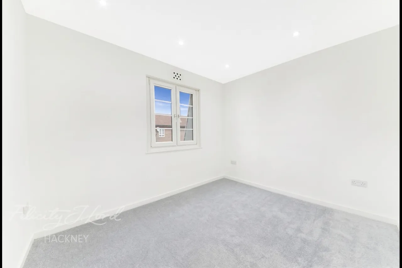 Templecombe Road, London, photo 4