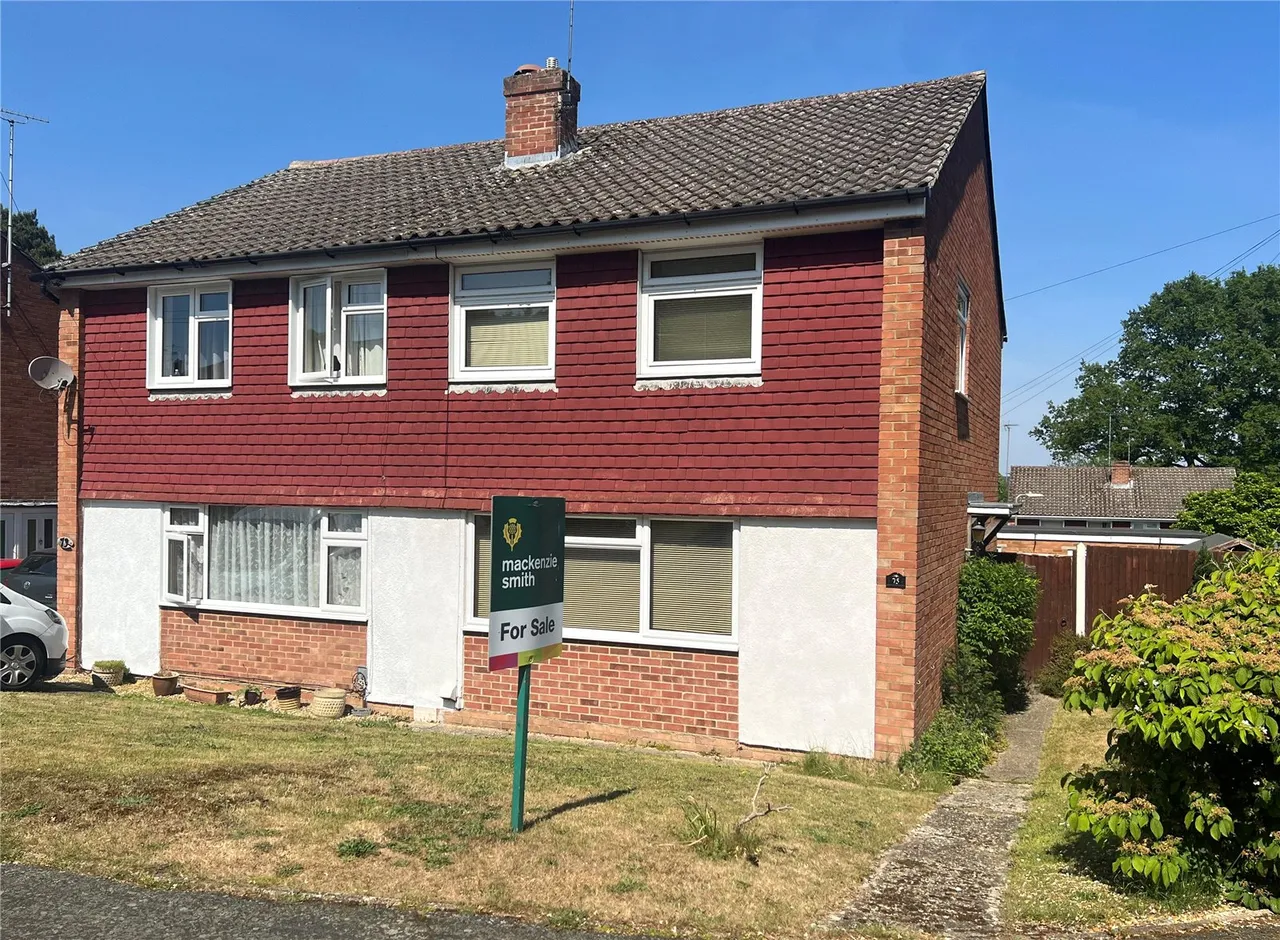 3 bed house for sale — Abbey Way, Farnborough, Hampshire, GU14 7DD