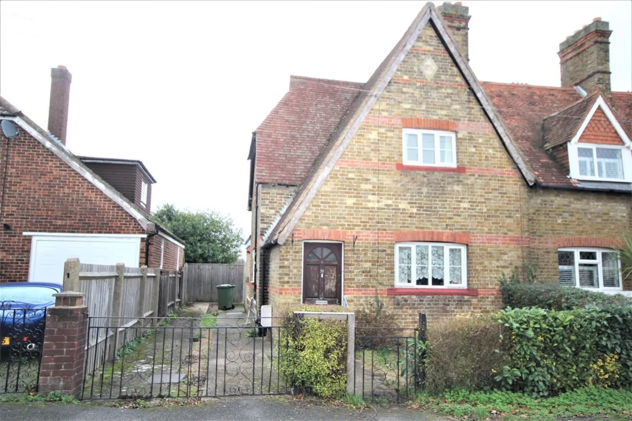 3 bed property for sale, Shepperton Road, Laleham