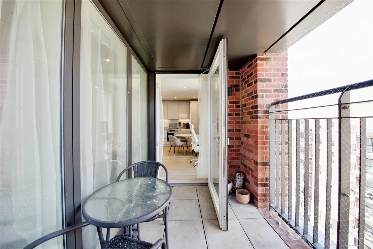 Aerial Square, London, NW9, photo 4