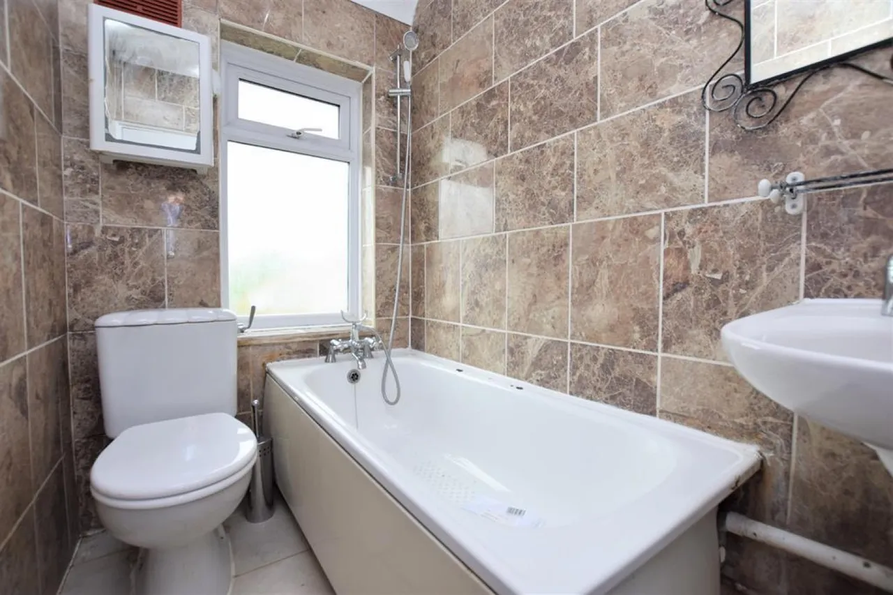 Cotesmore Gardens, Dagenham, RM8, photo 11