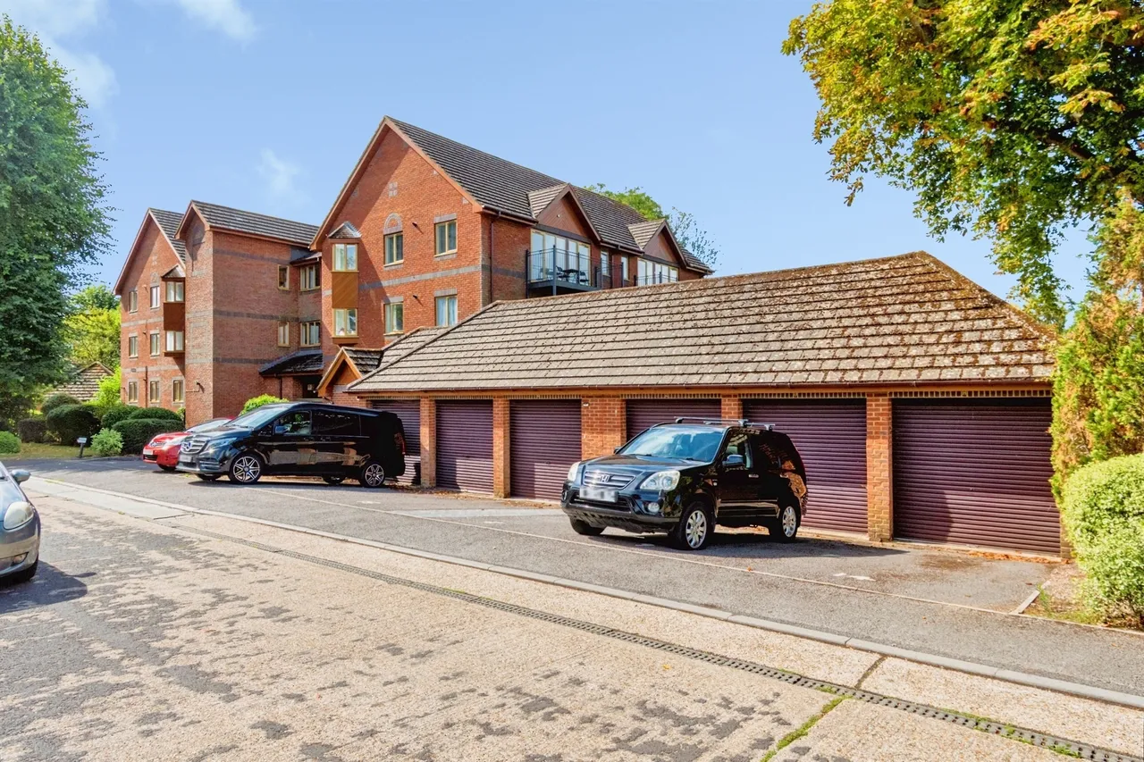 2 bed flat for sale — Hollman Drive, Romsey