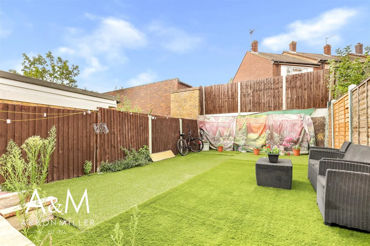 Horns Road, Barkingside, Essex, Ilford, IG61BE, photo 19