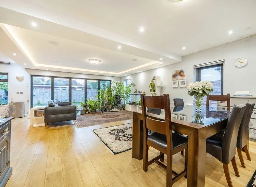 Old Farm Road, Hampton, TW12, photo 2