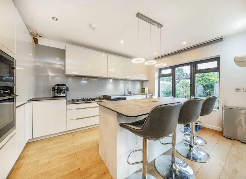 Old Farm Road, Hampton, TW12, photo 4