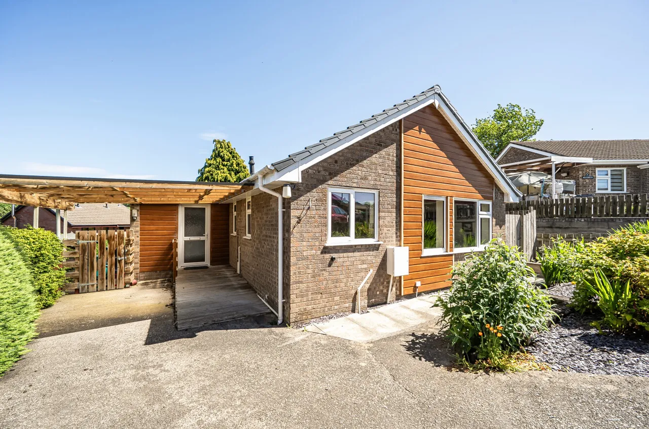 2 bed house for sale, Ash Close, Newtown