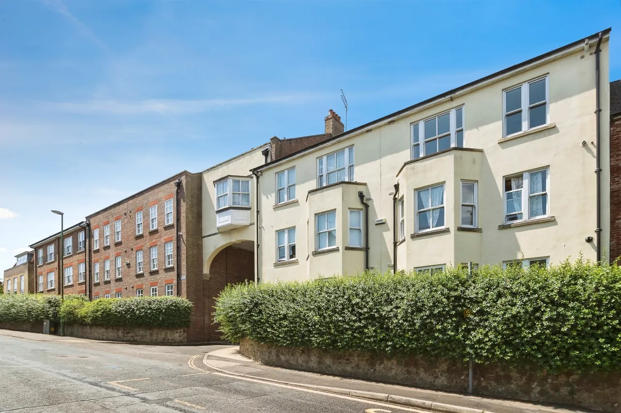 2 bed flat for sale — Boltro Road, Haywards Heath