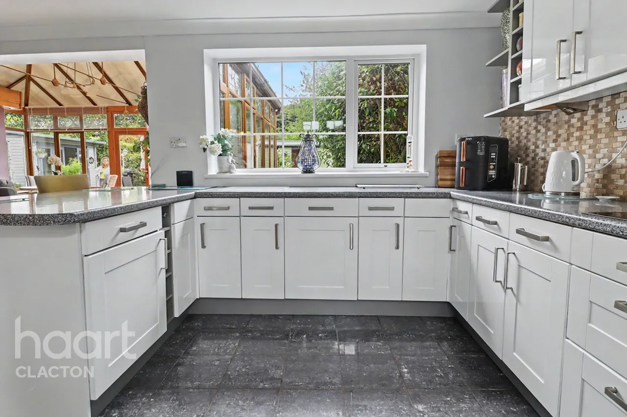 Thorpe Road, Frinton-On-Sea, CO13, photo 10