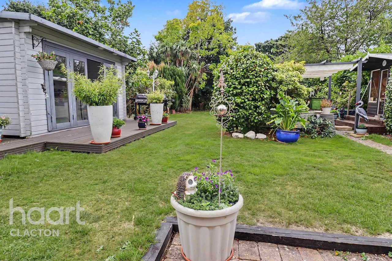 Thorpe Road, Frinton-On-Sea, CO13, photo 36