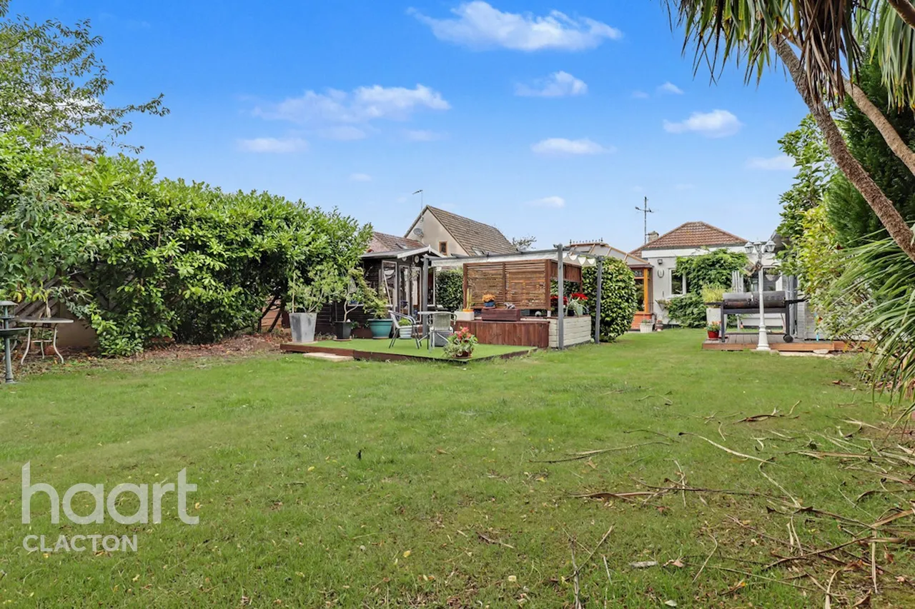 Thorpe Road, Frinton-On-Sea, CO13, photo 30
