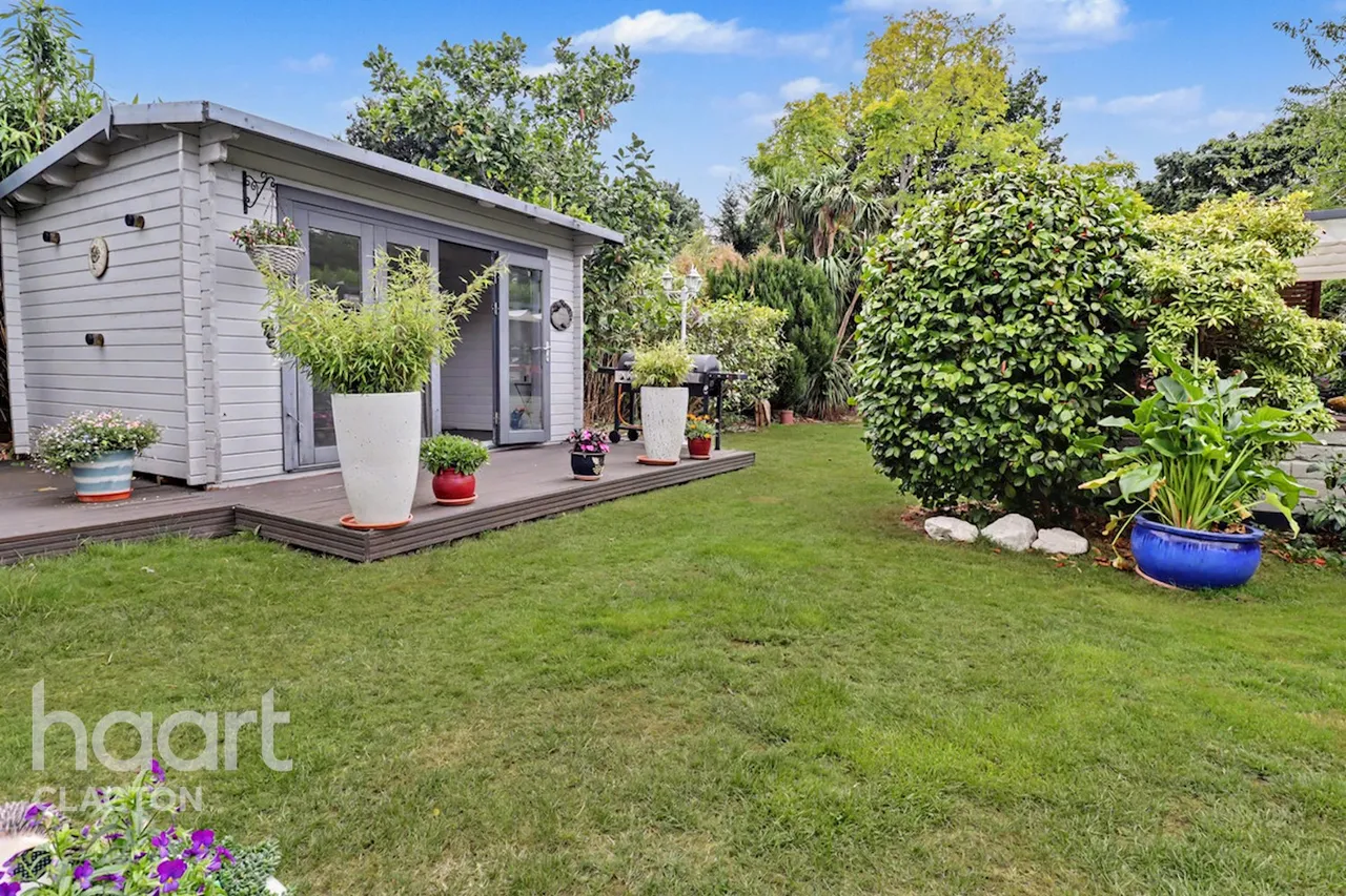 Thorpe Road, Frinton-On-Sea, CO13, photo 37