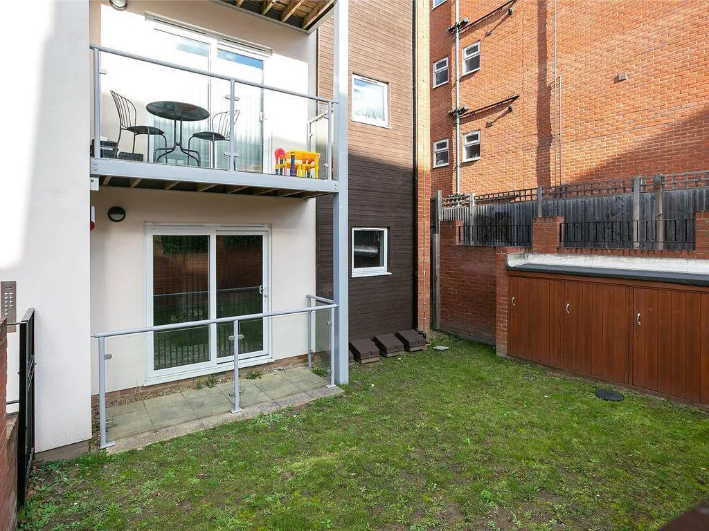Whippendell Road, Watford, WD18, photo 13