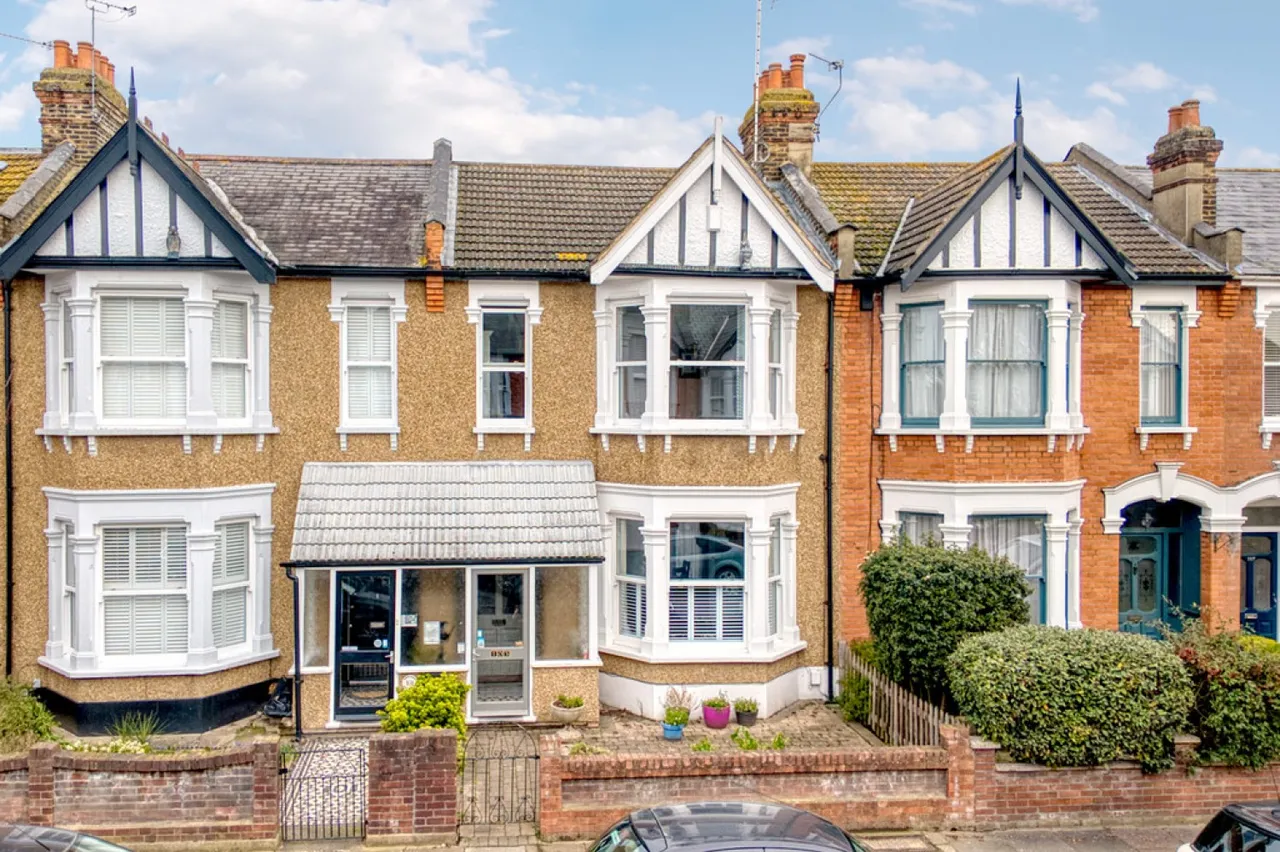 3 bed house for sale — Dover Road, Aldersbrook