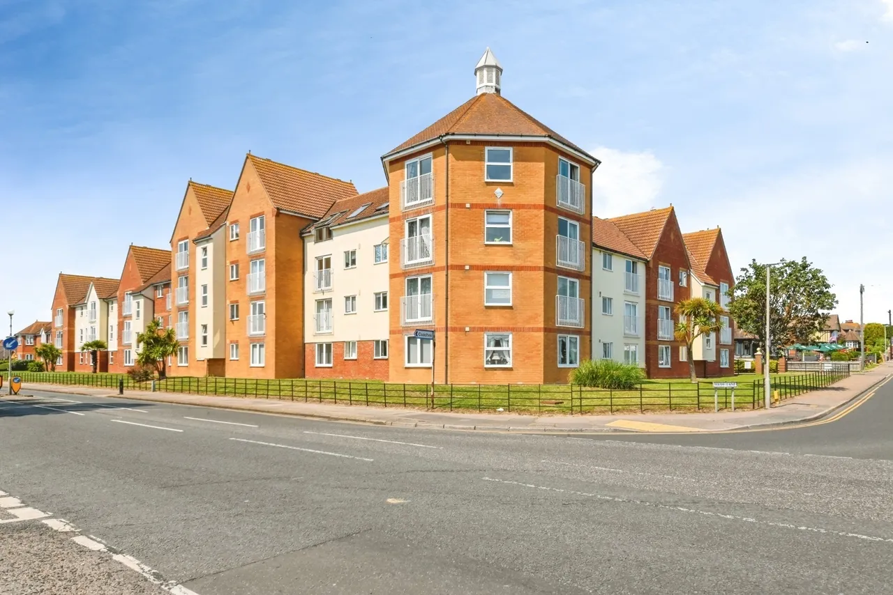 2 bed flat for sale — West Road, Clacton-on-Sea, Essex, CO15