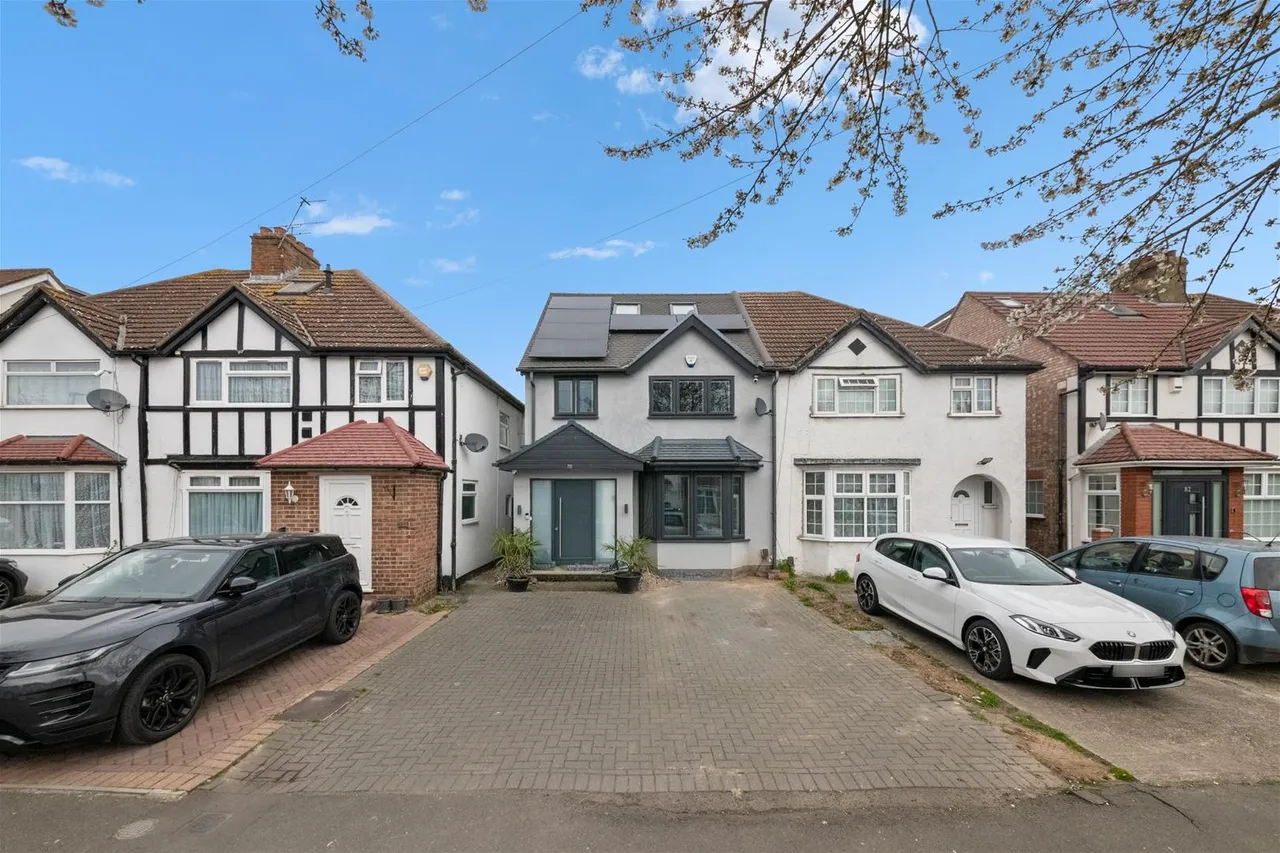 4 bed house for sale — West Way, Hounslow
