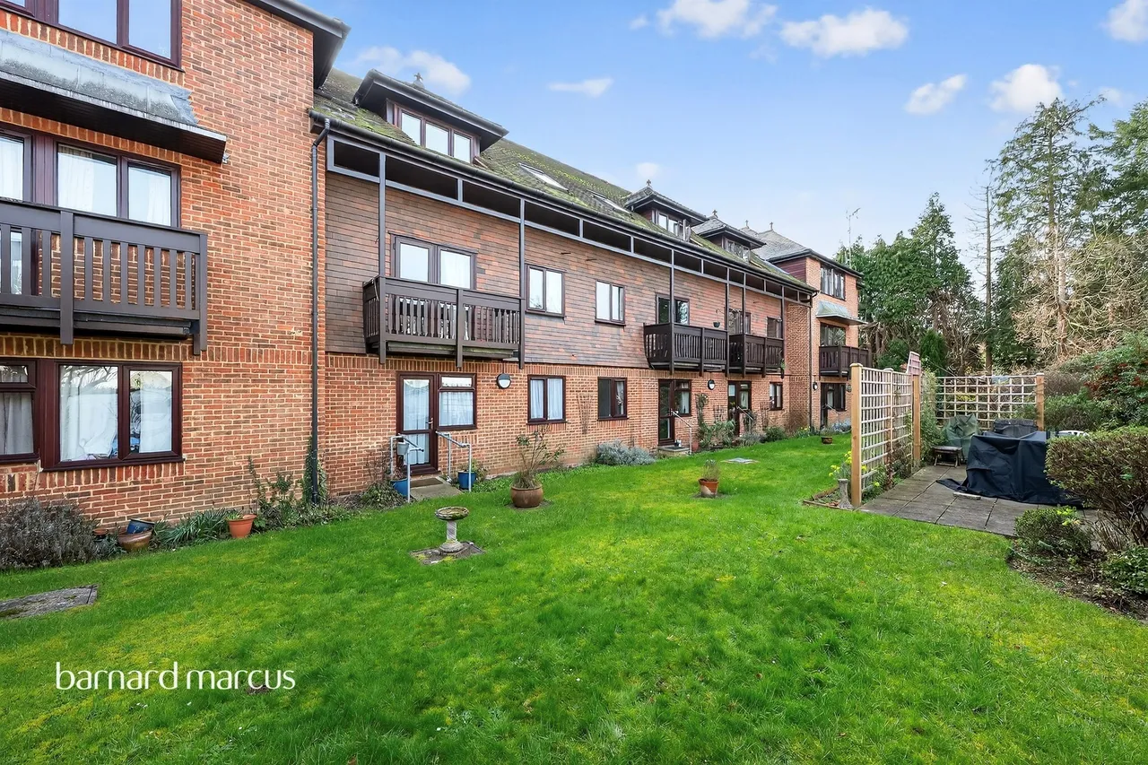1 bed flat for sale — South Street, Dorking