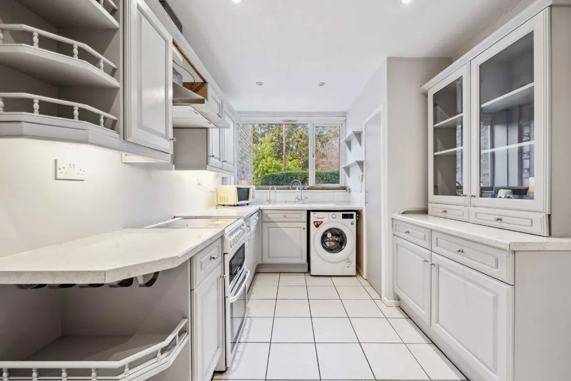 Kneller Road, TW2, photo 3