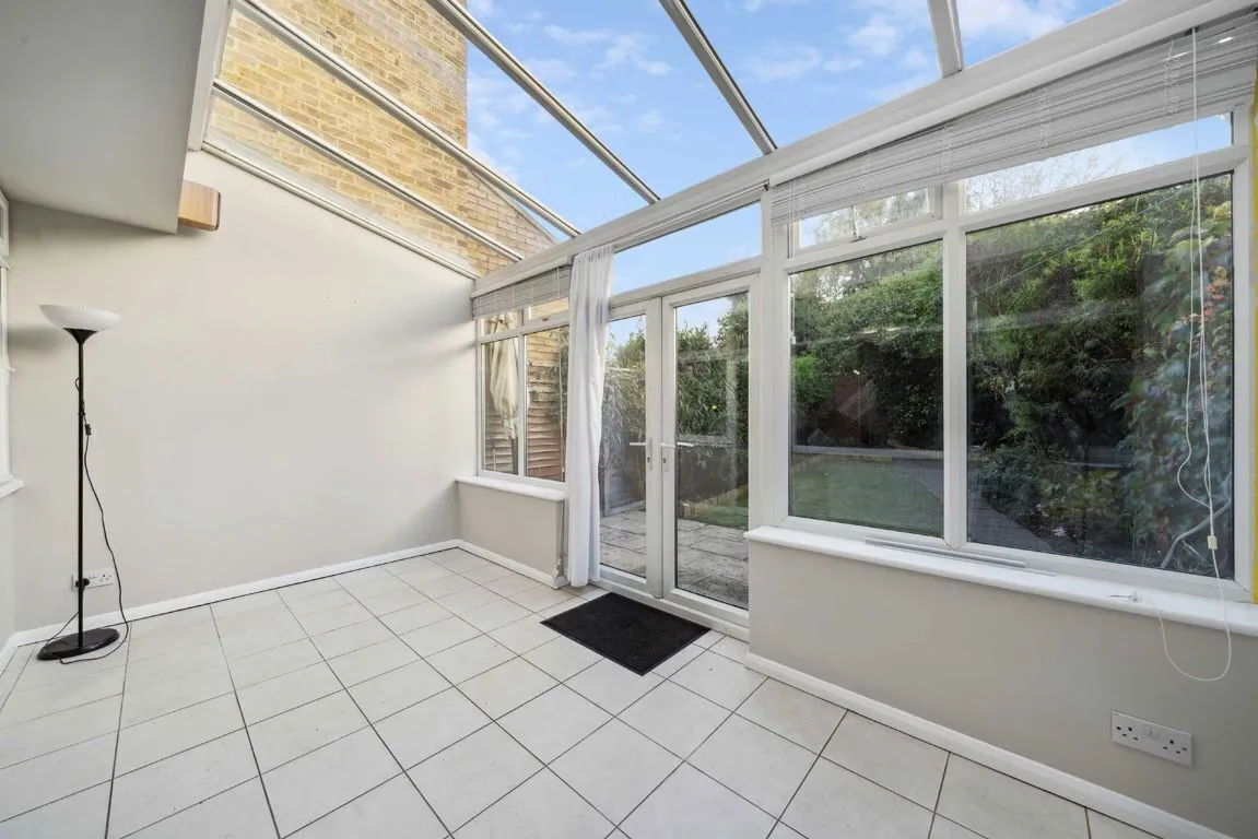 Kneller Road, TW2, photo 4