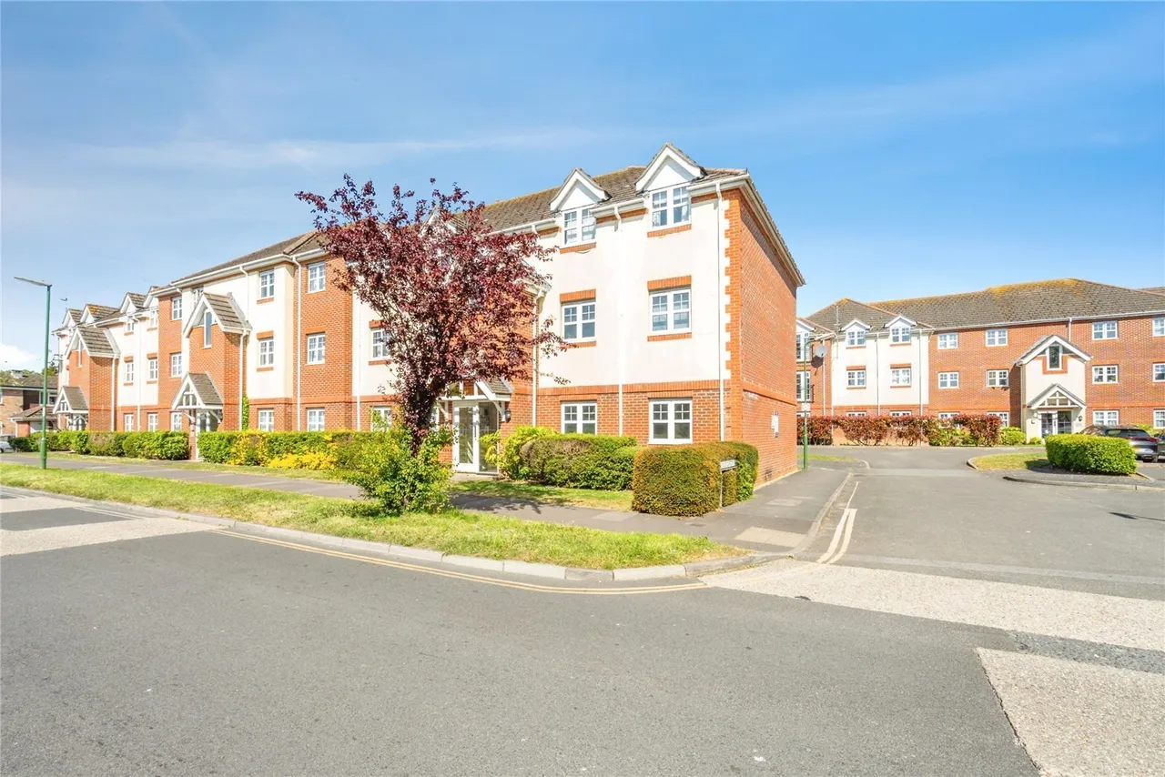 2 bed flat for sale, Bewick Gardens, Chichester, PO19