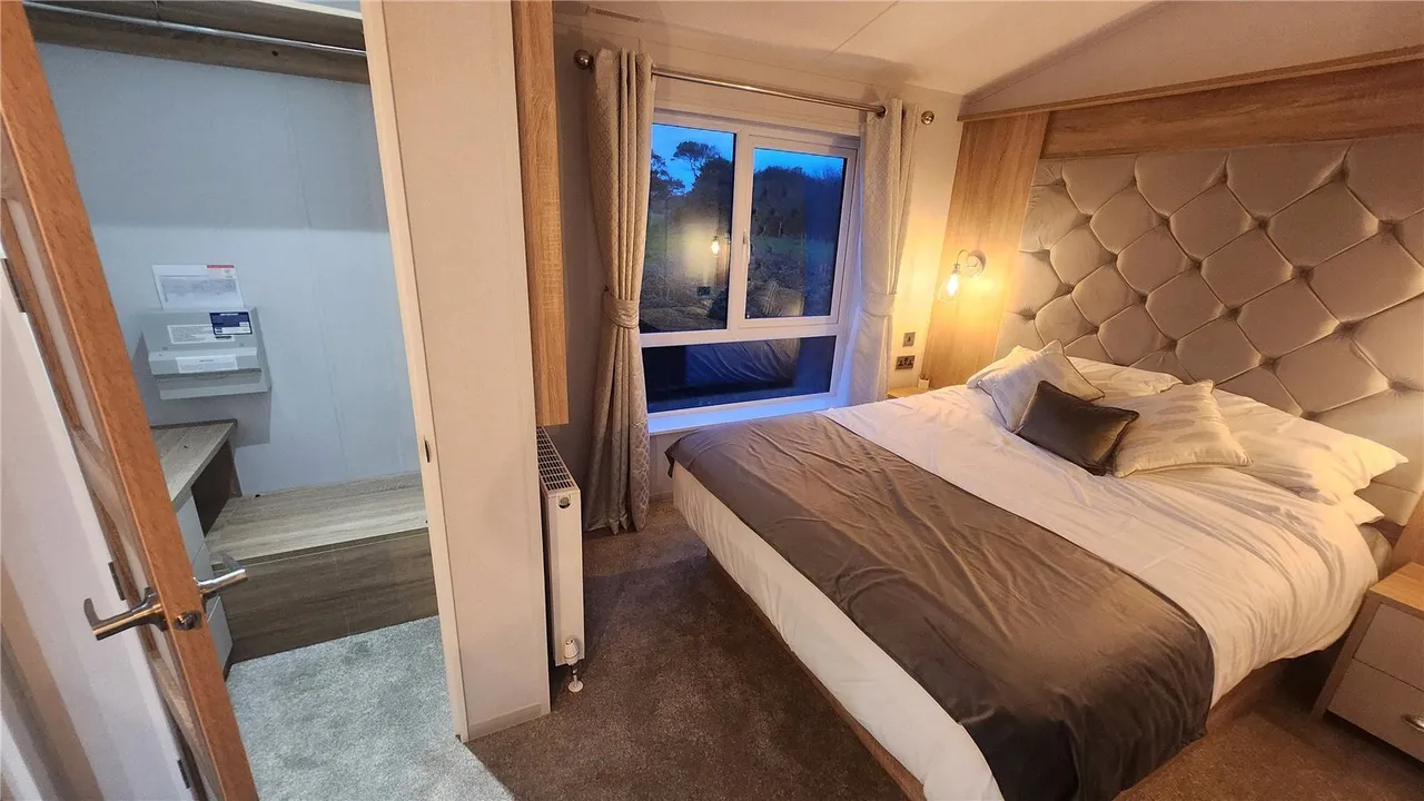 Havant Road, Hayling Island, PO11, photo 6