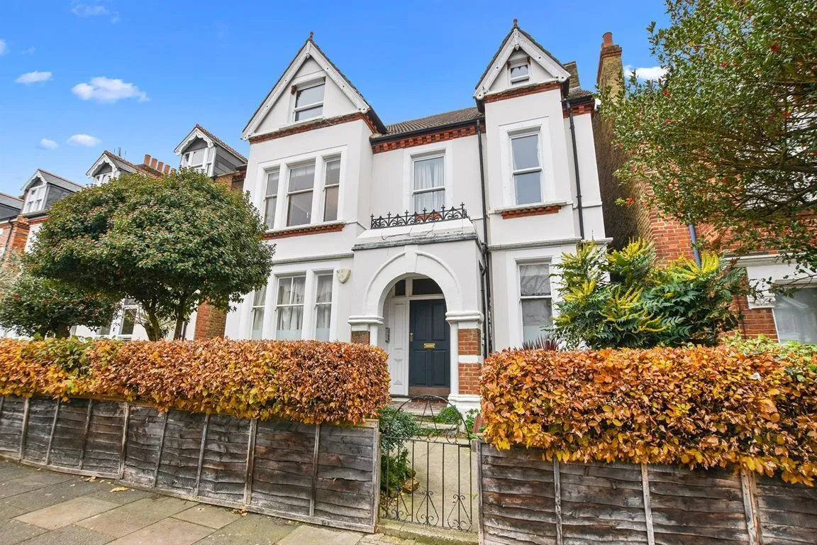 1 bed flat for sale, Upper Tooting Park, SW17