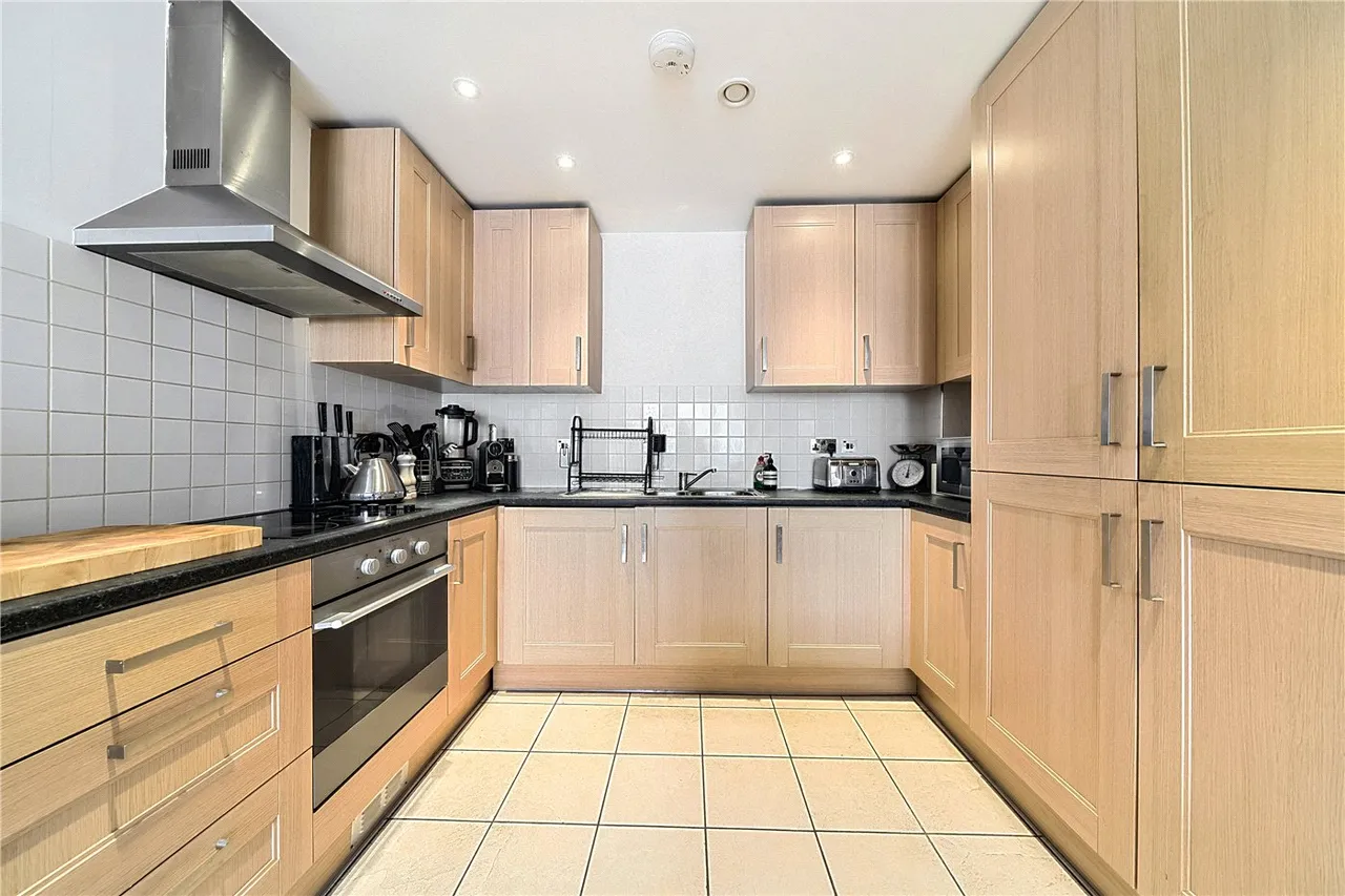High Street, London, E15, photo 18