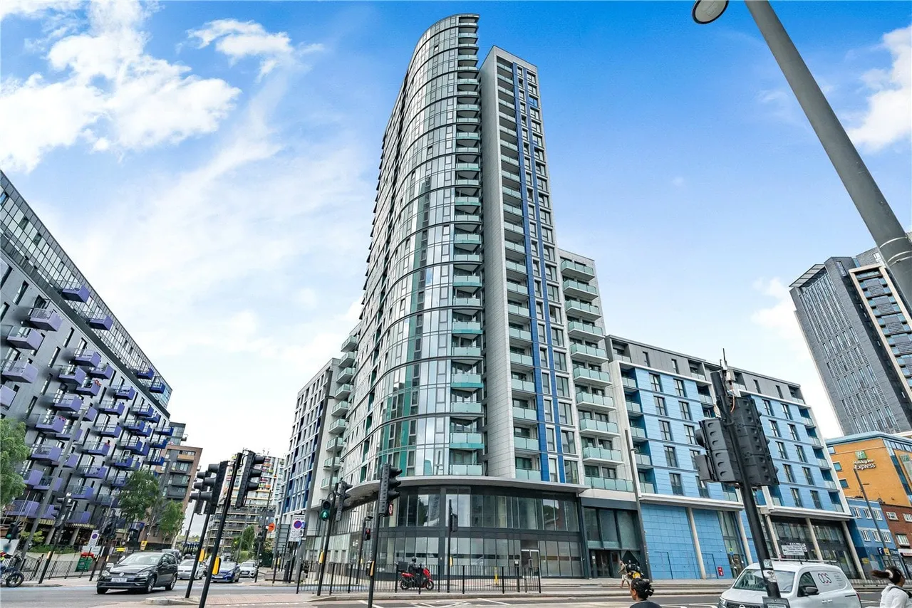 2 bed flat to rent, High Street, London, E15
