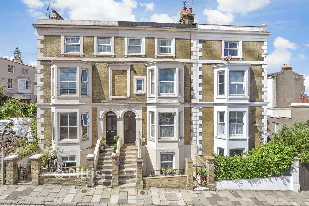 1 bed flat for sale, St. Thomas Street, Ryde, PO33