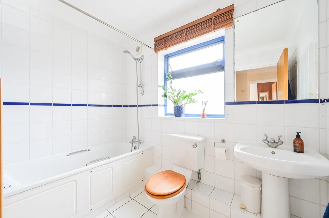Flat 7, 2 Casson Street, London, photo 5