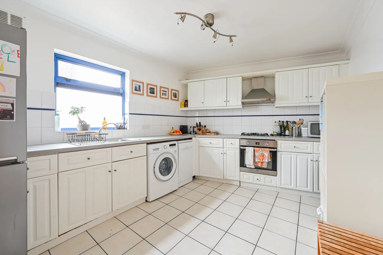 Flat 7, 2 Casson Street, London, photo 4