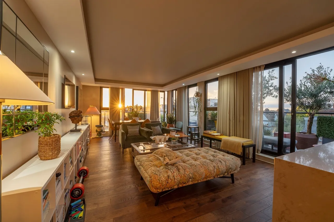 High Road, London, N12, photo 19