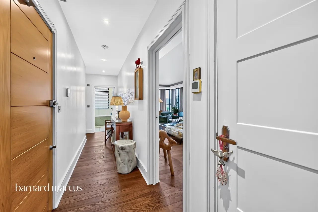 High Road, London, N12, photo 12