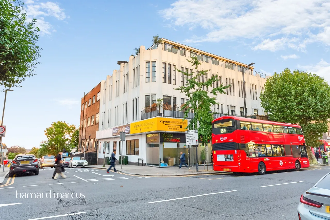 High Road, London, N12, photo 20
