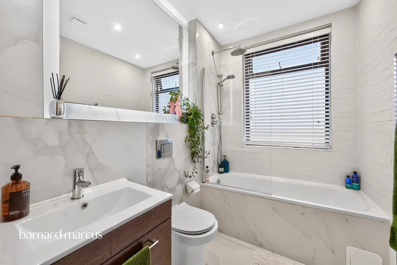 High Road, London, N12, photo 6