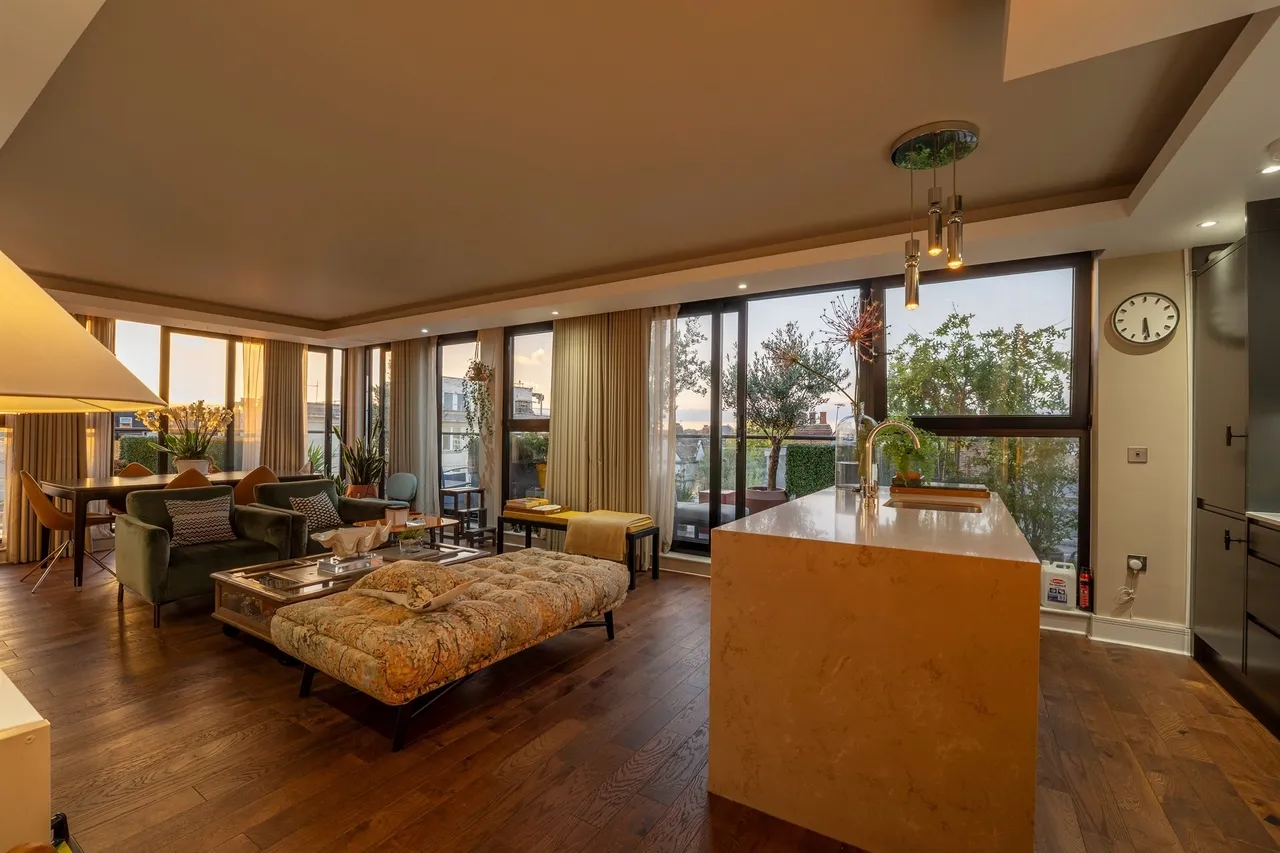 High Road, London, N12, photo 2