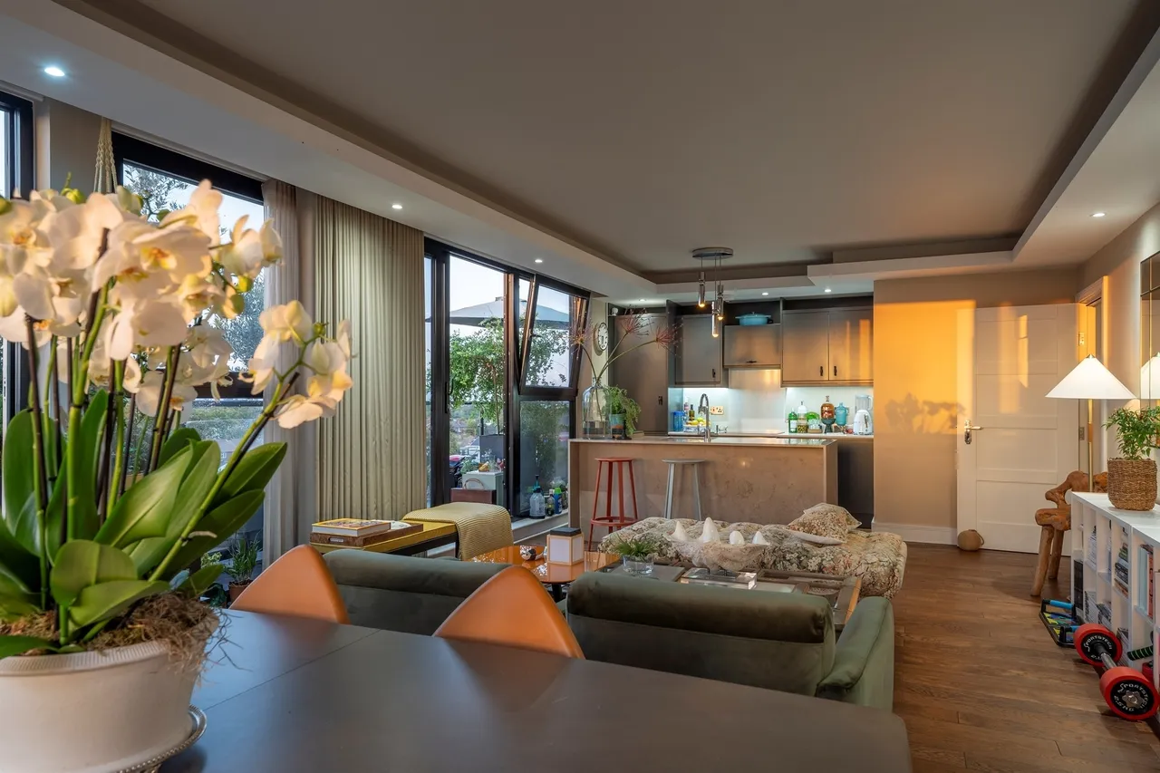 High Road, London, N12, photo 14