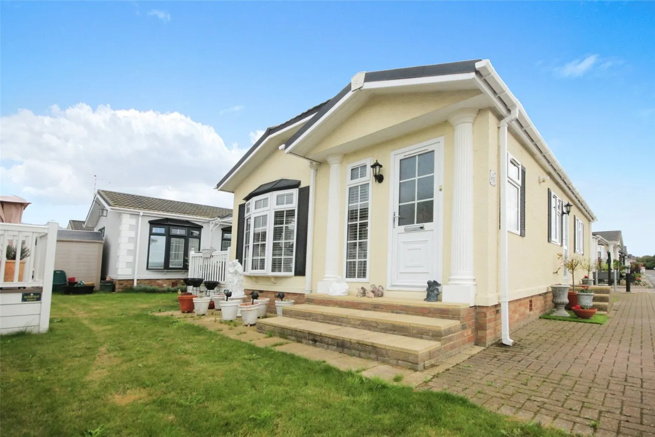 2 bed property for sale, Hayes Country Park, Battlesbridge, SS11