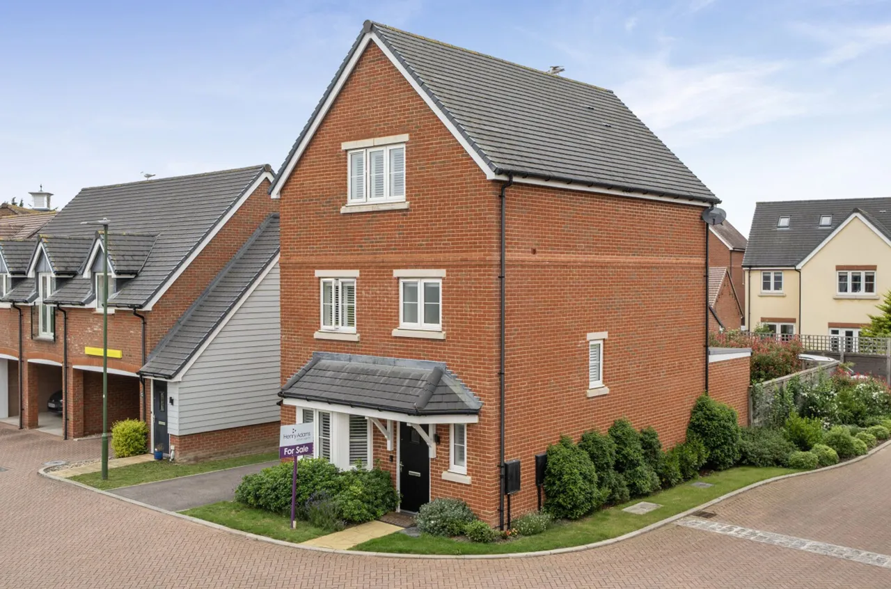 4 bed property for sale, Heron Close, Chichester, PO20