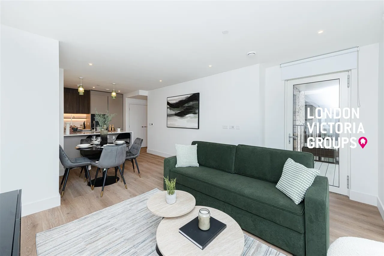 3 bed flat to rent, Maple Mews, London