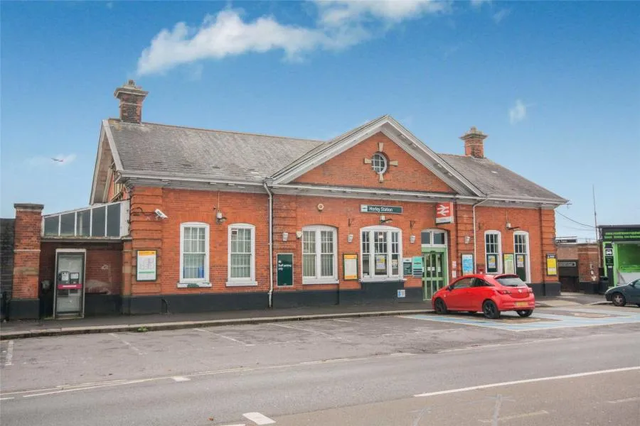 High Street, Horley, RH6, photo 7