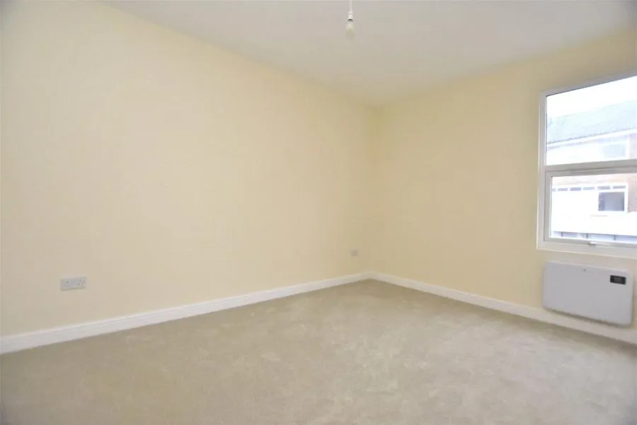 High Street, Horley, RH6, photo 5