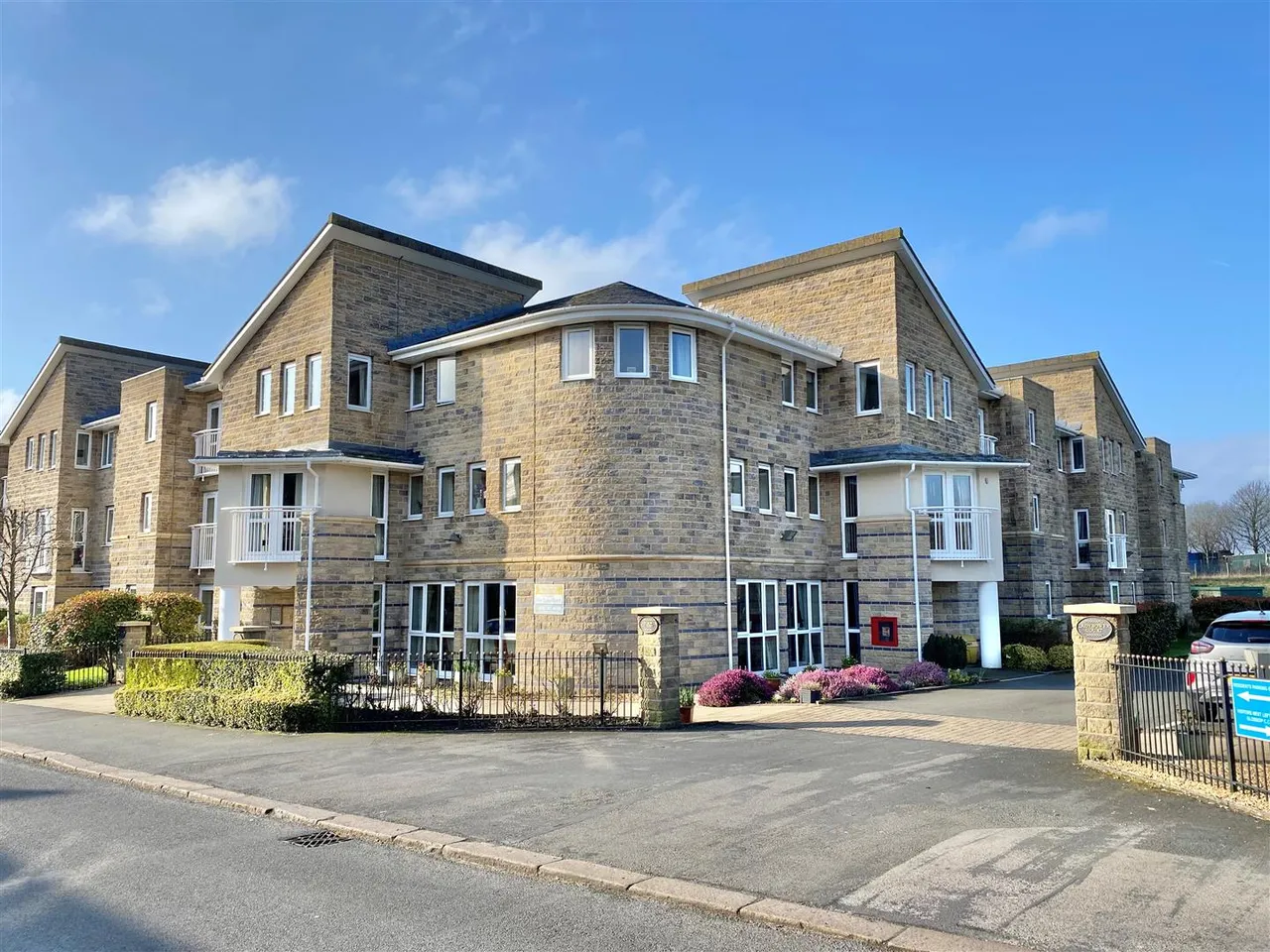 2 bed flat for sale, North Road, Glossop, SK13