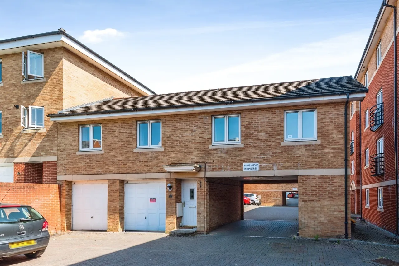 2 bed house for sale — Saltash Road, Swindon