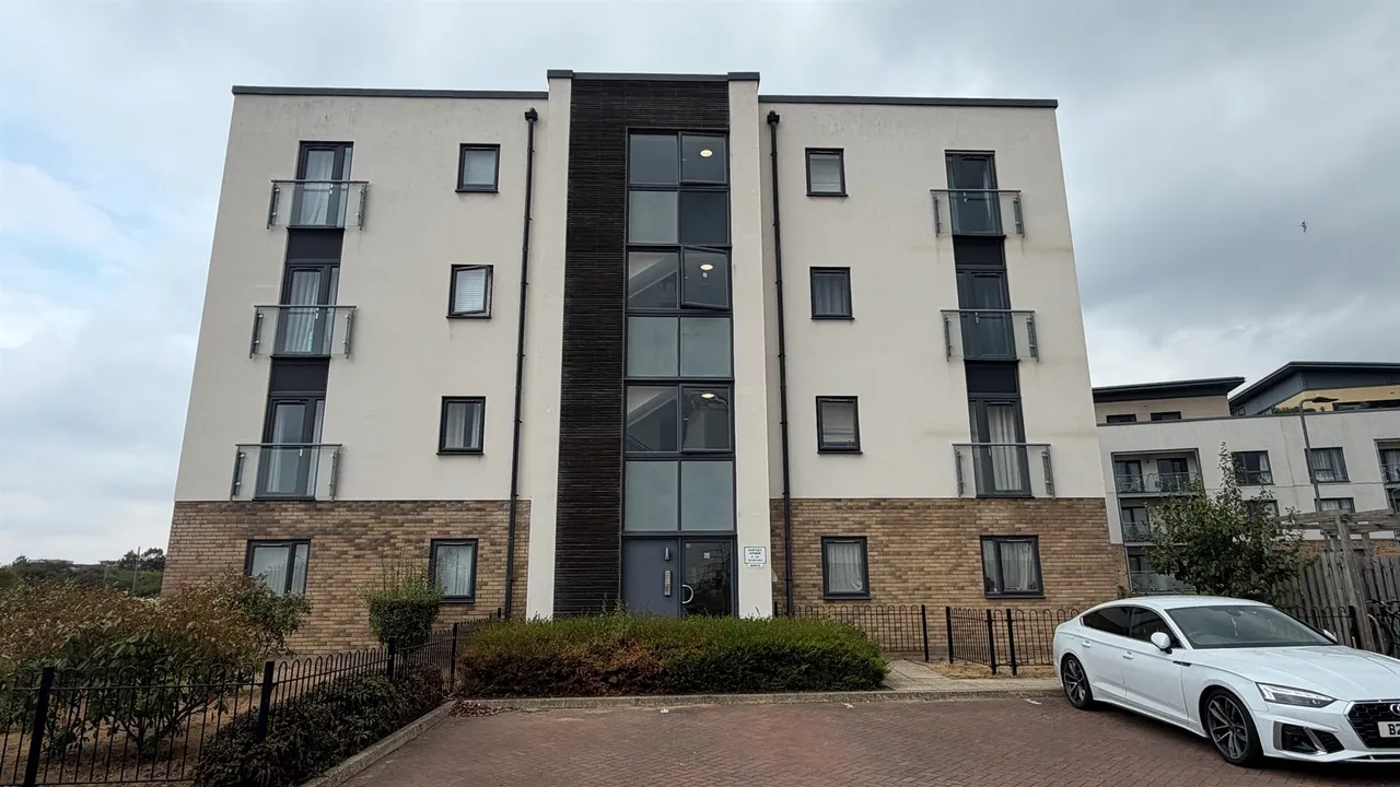 2 bed flat for sale — Hammonds Drive, Peterborough