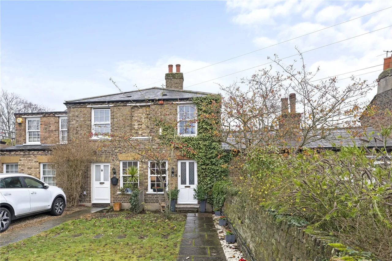 2 bed house for sale — Uxbridge Road, Hampton Hill, TW12 1SP