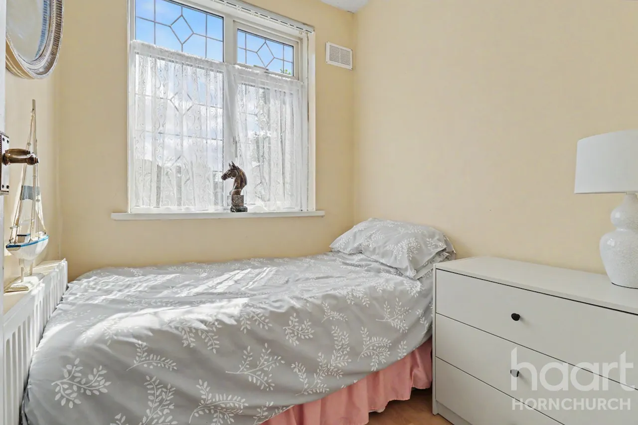 Upper Rainham Road, Hornchurch, RM12, photo 10