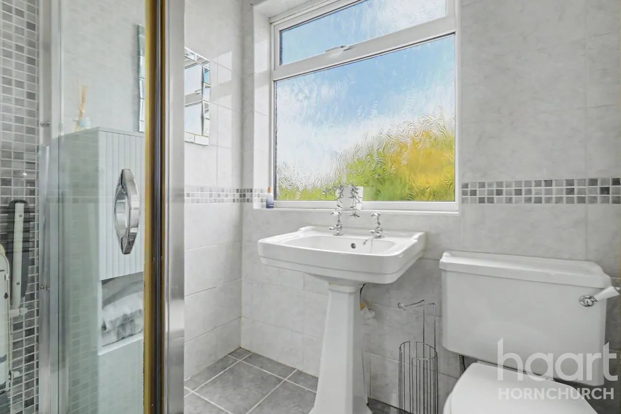 Upper Rainham Road, Hornchurch, RM12, photo 11