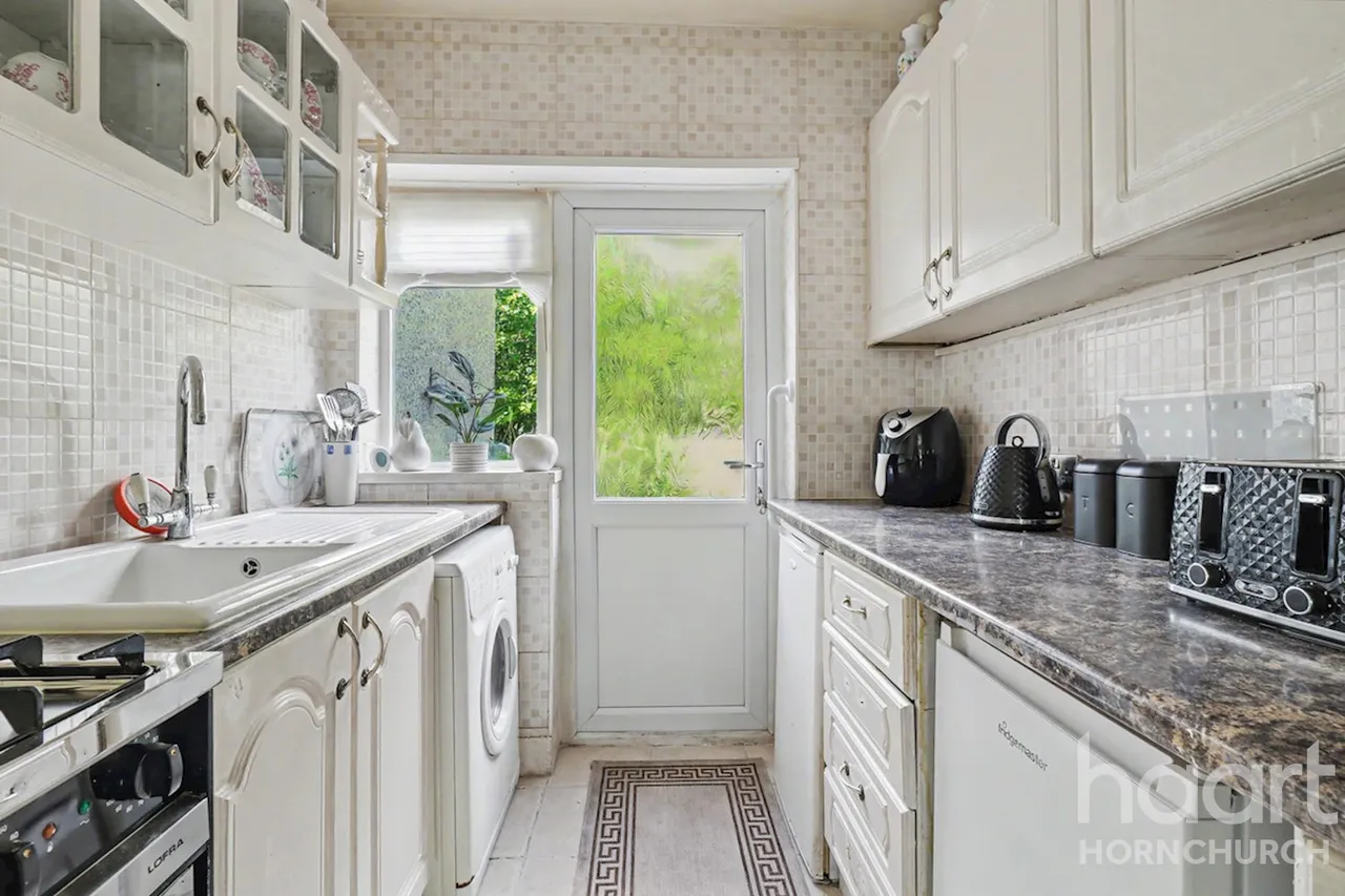 Upper Rainham Road, Hornchurch, RM12, photo 5